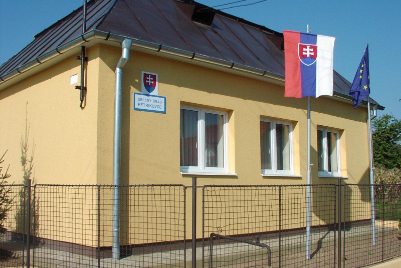 Zateplenie fasády obecného úradu v Petrikovciach