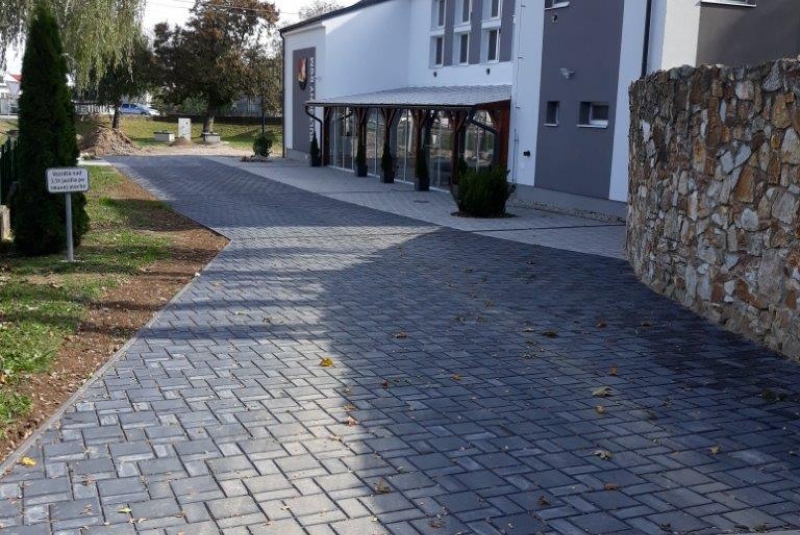 Položenie zámkovej dlažby, Pozdišovce